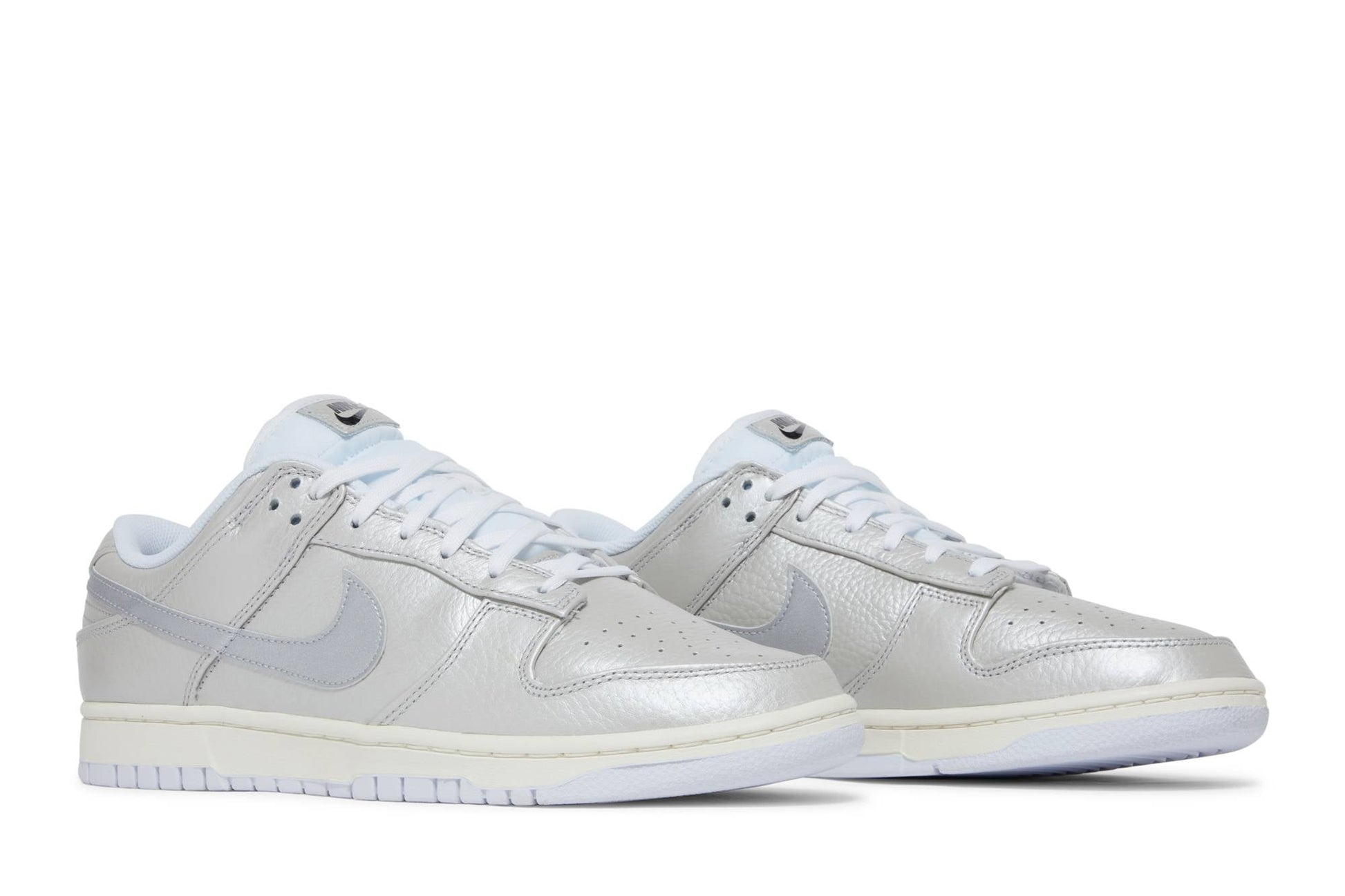 Nike Dunk Low ‘Metallic Silver’ DX3197-095