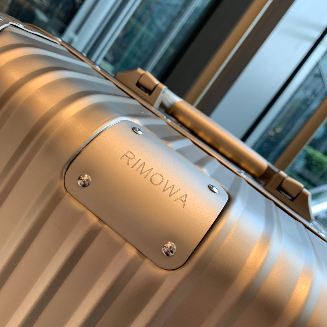 Champagne Gold Ribbed Hardside Spinner Luggage Suitcase