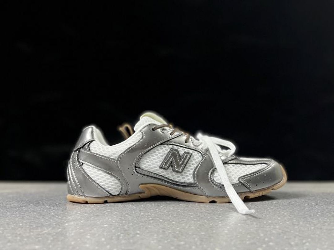 New Balance 530 White Metallic Silver Gum Sole Running Shoes Trainers MR530EMG