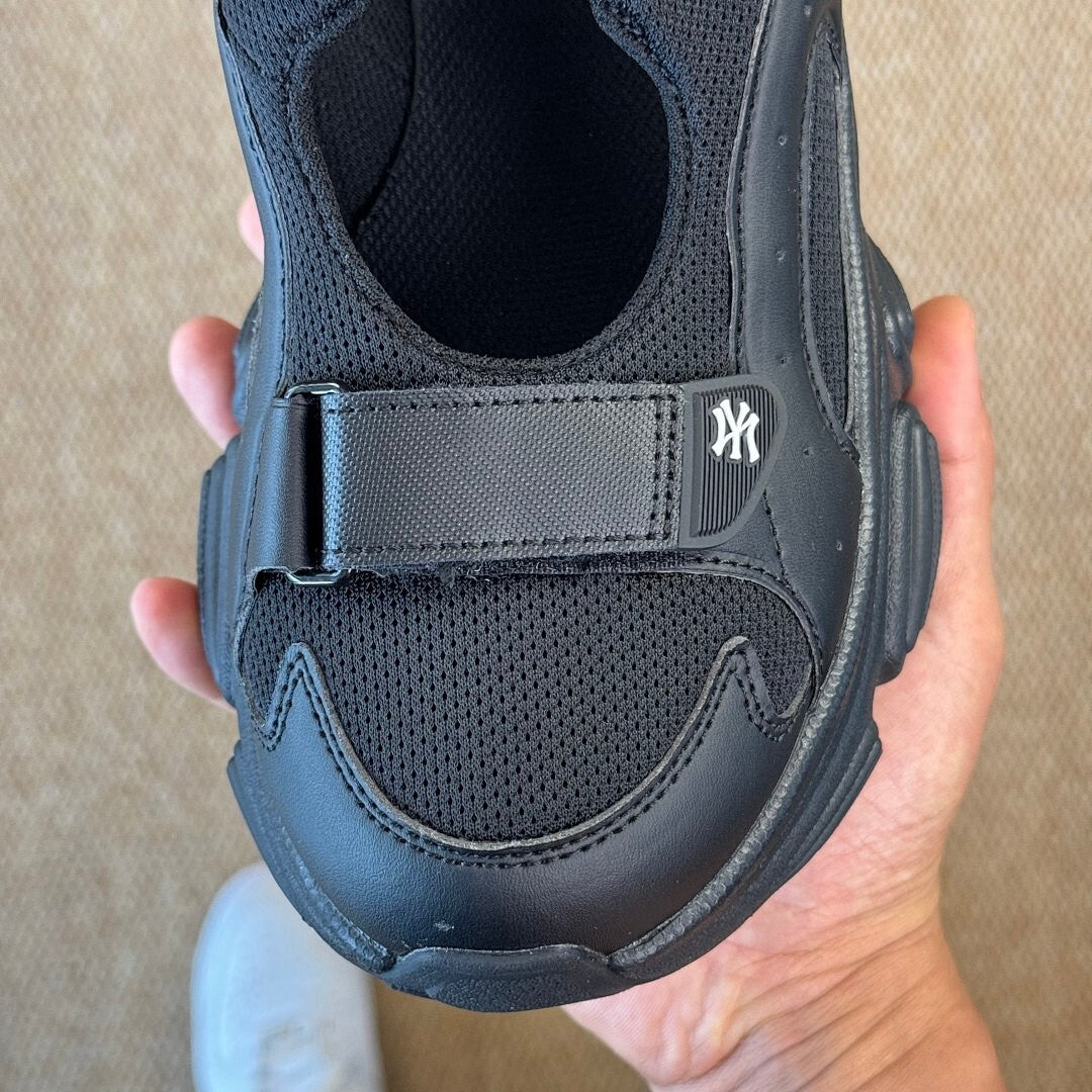 MLB New York Yankees Chunky Sandal Black 3ASXCN13N-50BKS