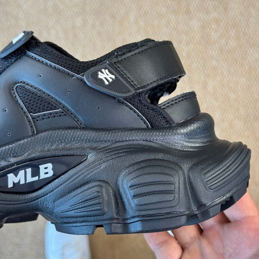 MLB New York Yankees Chunky Sandal Black 3ASXCN13N-50BKS