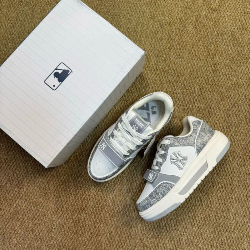 MLB Mega Chunky Strap New York Yankees White Grey Cracked Pattern Sneakers