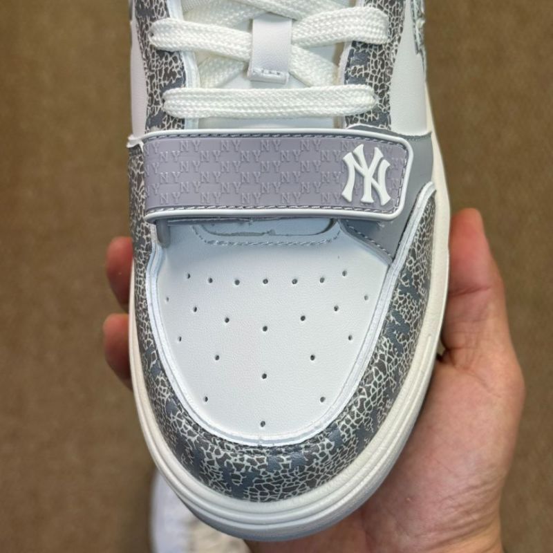 MLB Mega Chunky Strap New York Yankees White Grey Cracked Pattern Sneakers