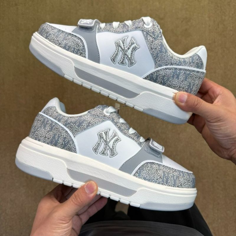 MLB Mega Chunky Strap New York Yankees White Grey Cracked Pattern Sneakers