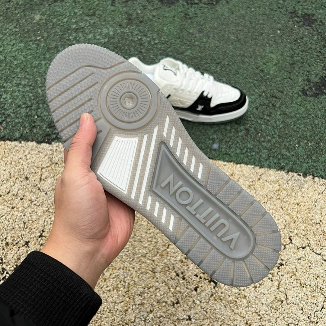 Louis Vuitton LV Trainer Sneakers White Black Monogram Embossed Calfskin Patent Leather Luxury Low Top Designer Shoes