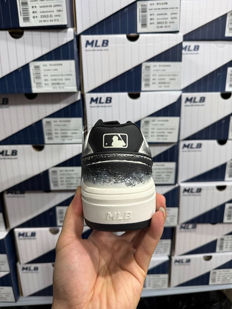 MLB New York Yankees Chunky Liner Vintage Denim Distressed White Black Silver Sneakers 3ASXVO13N QP081