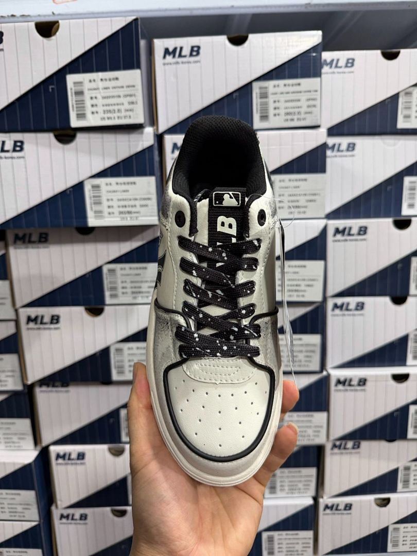 MLB New York Yankees Chunky Liner Vintage Denim Distressed White Black Silver Sneakers 3ASXVO13N QP081