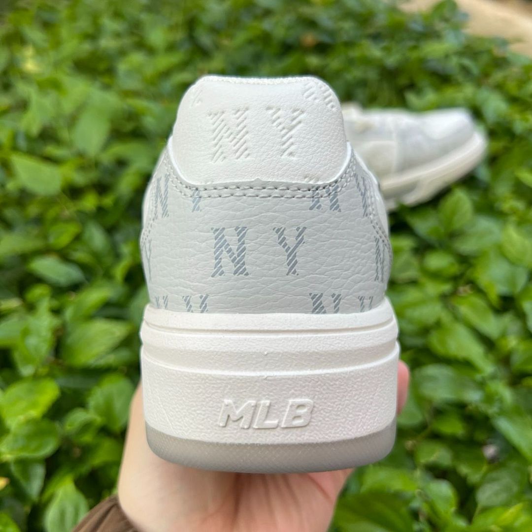 MLB Korea New York Yankees Chunky Liner Low Top Monogram Sneakers White (3ASXCALN5007)