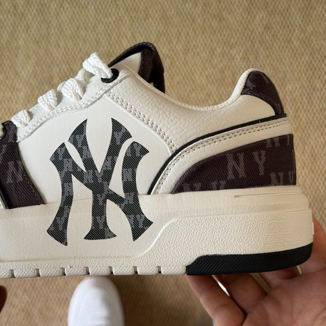 MLB New York Yankees Playball Origin Monogram Chunky Low Sneakers White Dark Brown 3ASXCAA2N-50BGS