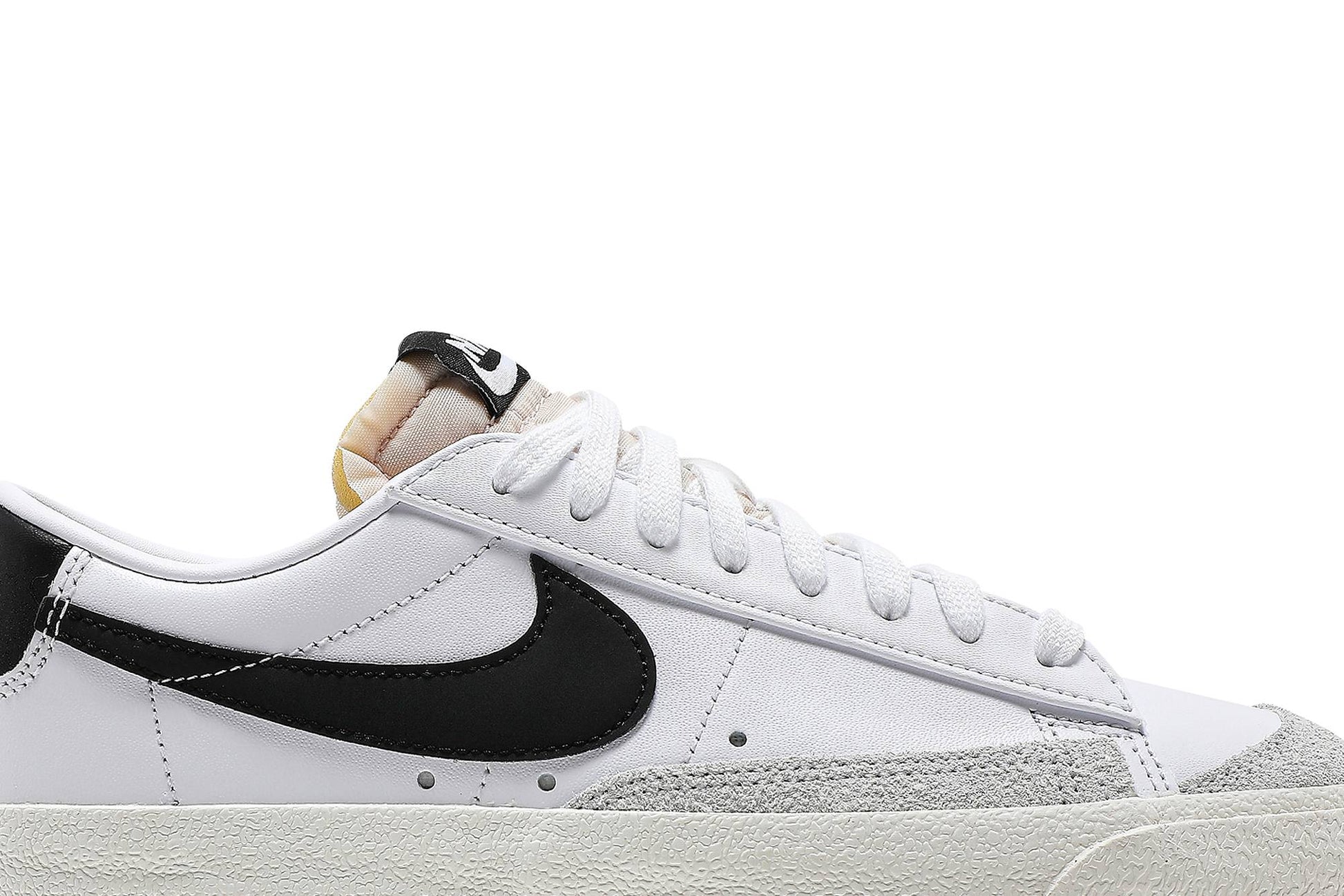 ( Women ) Nike Blazer Low ’77 ‘White Black’ DC4769-102