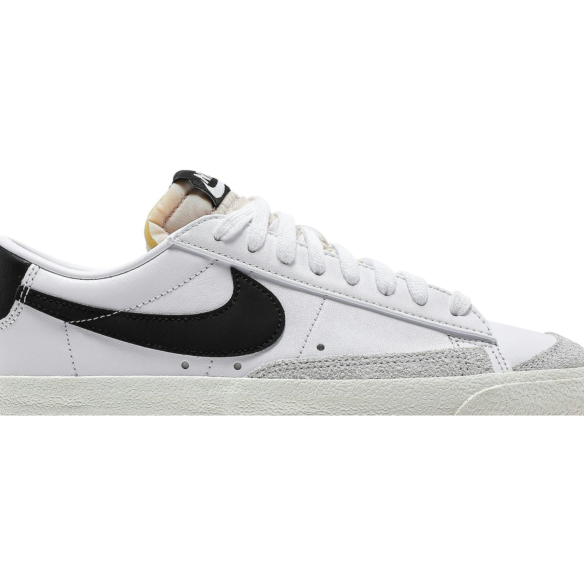 ( Women ) Nike Blazer Low ’77 ‘White Black’ DC4769-102