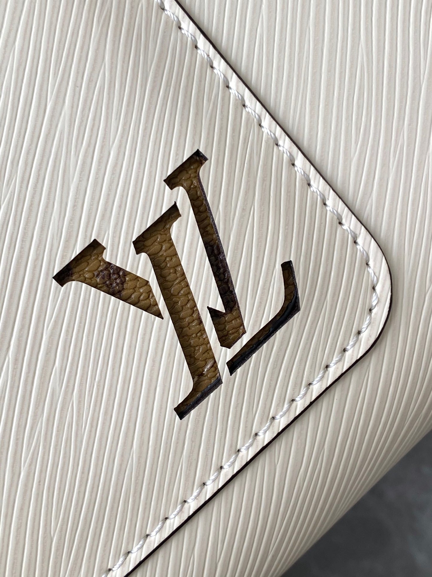 Louis Vuitton Elegant Cream Leather Handbag with Front Pocket and Chain Detail