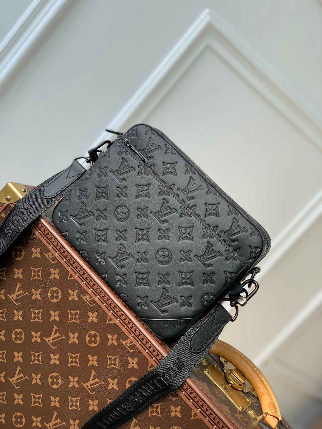 Louis Vuitton Black Textured Multi-Compartment Crossbody Bag with Strap Pouch