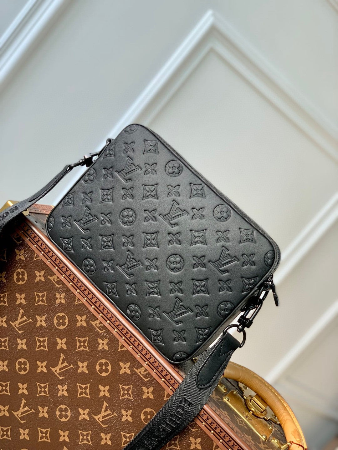 Louis Vuitton Black Textured Multi-Compartment Crossbody Bag with Strap Pouch