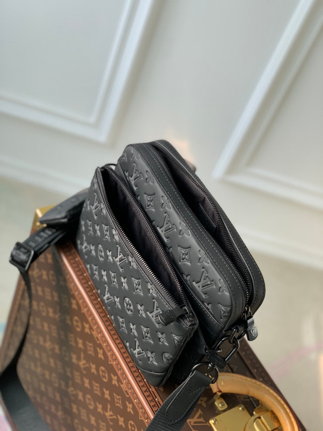 Louis Vuitton Black Textured Multi-Compartment Crossbody Bag with Strap Pouch