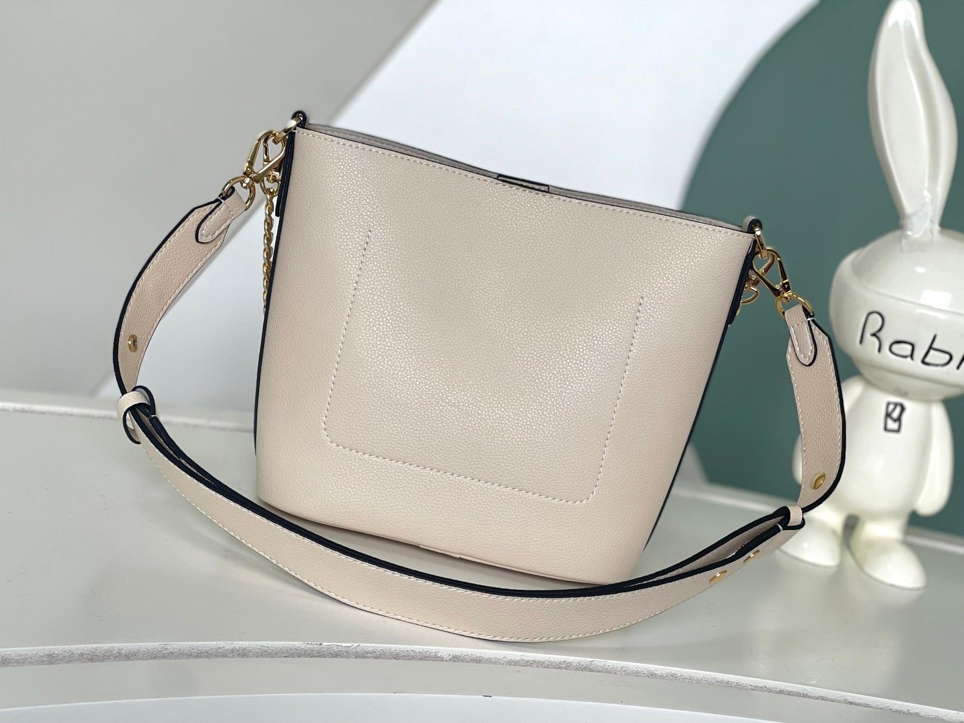 Louis Vuitton Cream Leather Bucket Shoulder Bag with Gold Chain Strap