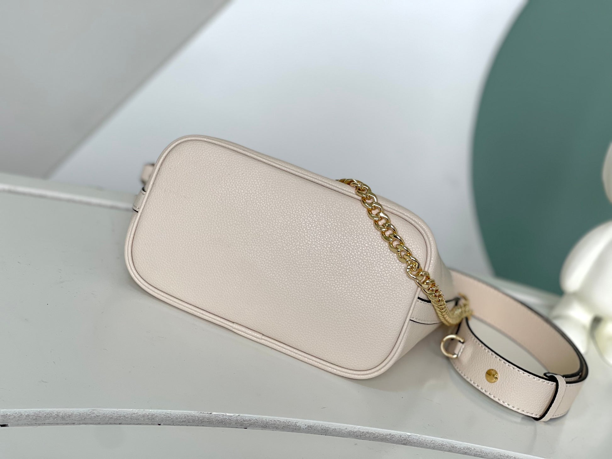 Louis Vuitton Cream Leather Bucket Shoulder Bag with Gold Chain Strap