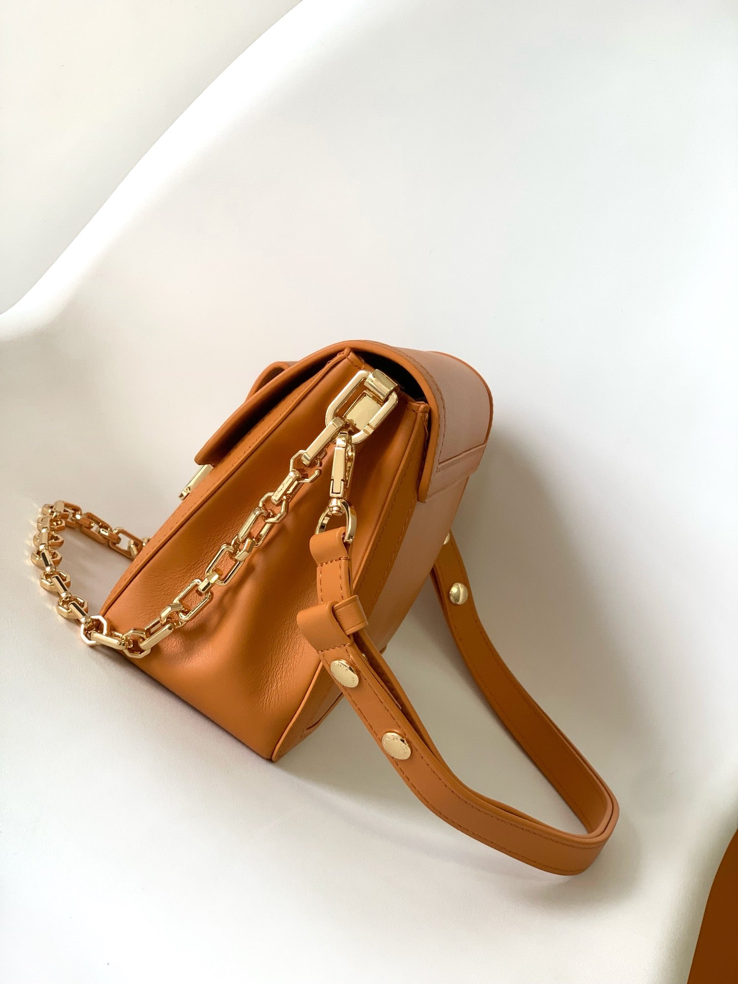 Louis Vuitton Elegant Tan Leather Crossbody Shoulder Bag with Gold Chain