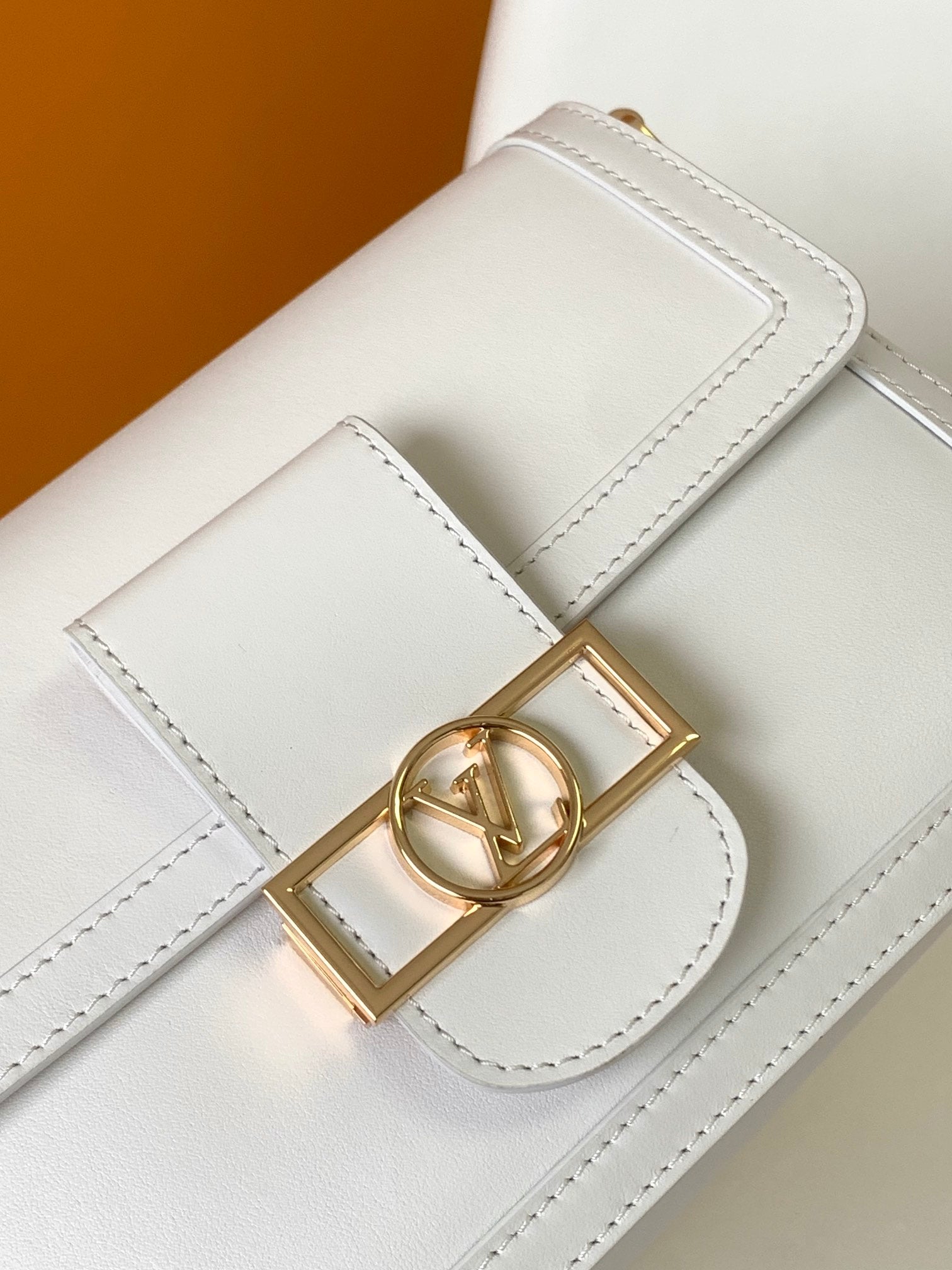 Louis Vuitton Elegant White Leather Crossbody Bag with Gold Chain Strap