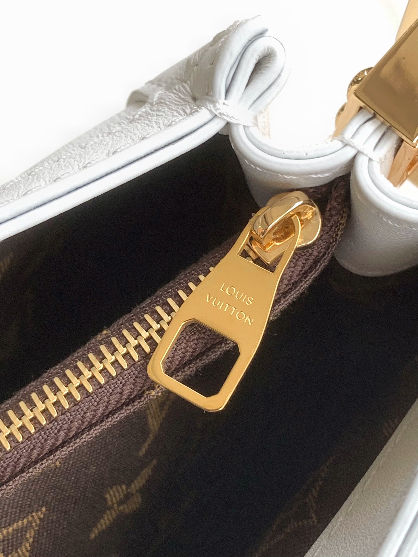Louis Vuitton Elegant White Leather Crossbody Bag with Gold Chain Strap