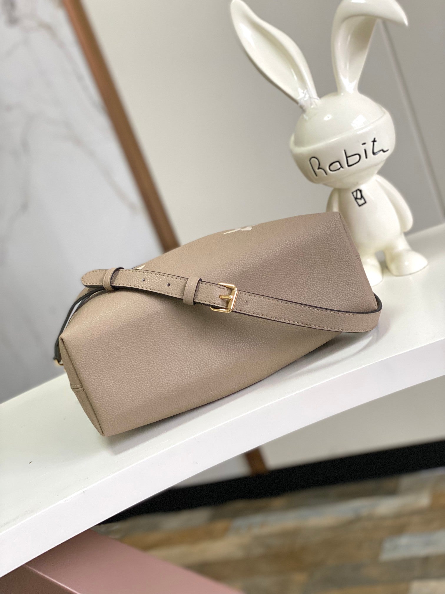 Louis Vuitton Elegant Monogram Leather Bucket Shoulder Bag in Taupe and Cream