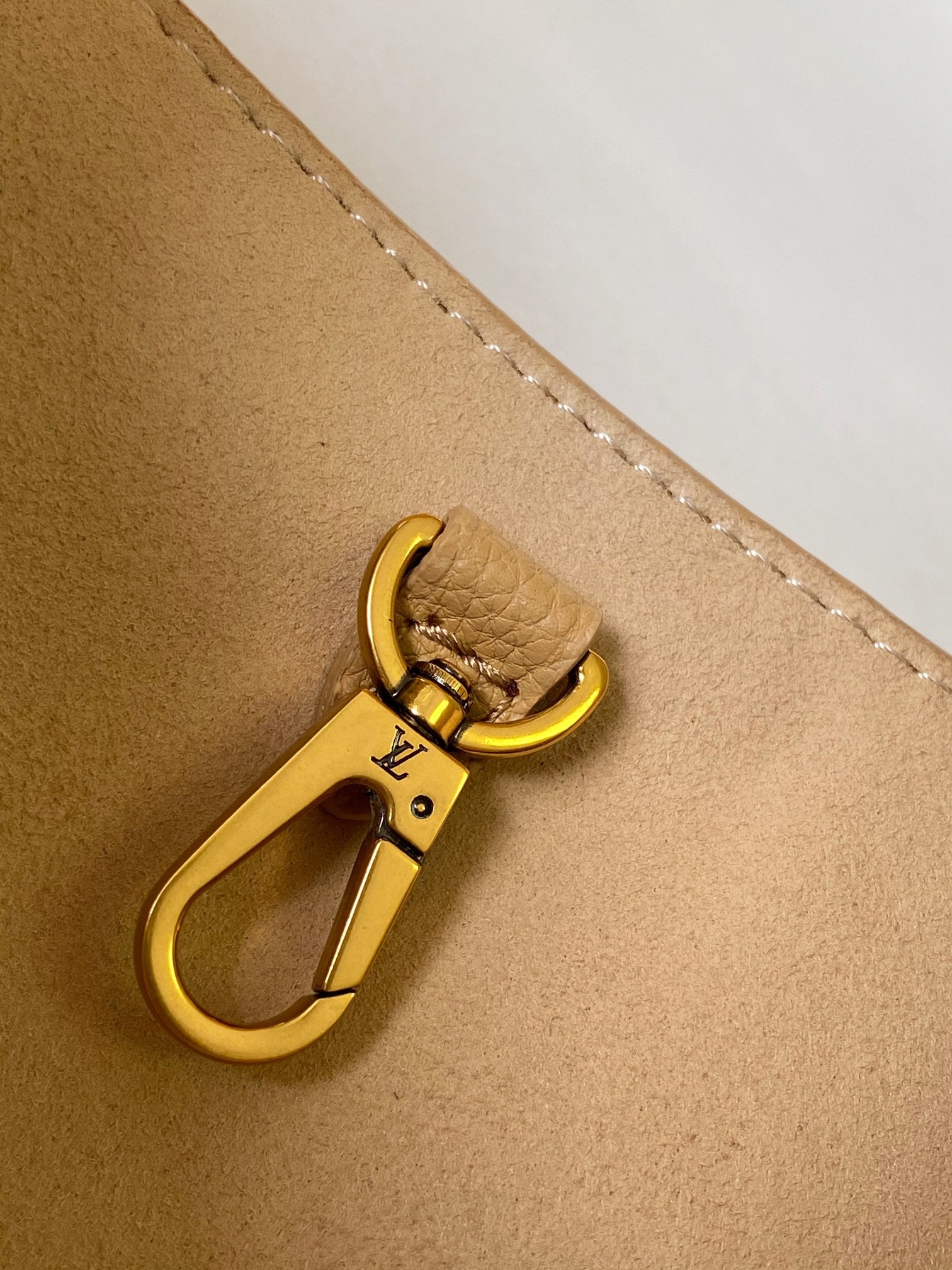Louis Vuitton Minimalist Tan Leather Hobo Shoulder Bag with Adjustable Strap