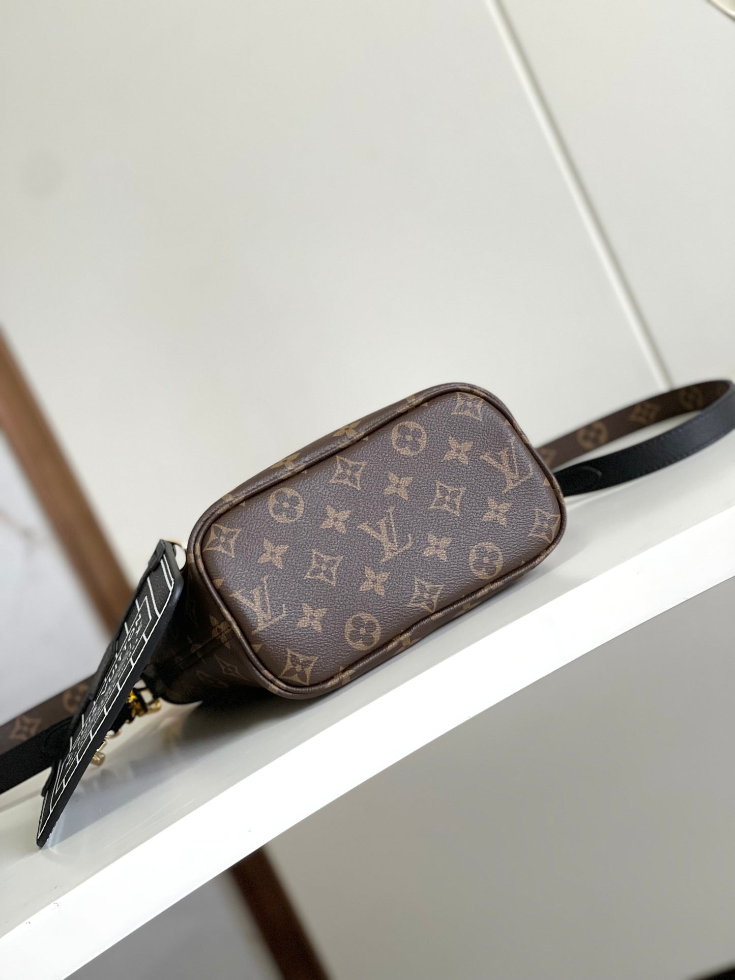 Louis Vuitton Elegant Black Pebbled Leather Tote Bag with Gold Clasp and Strap