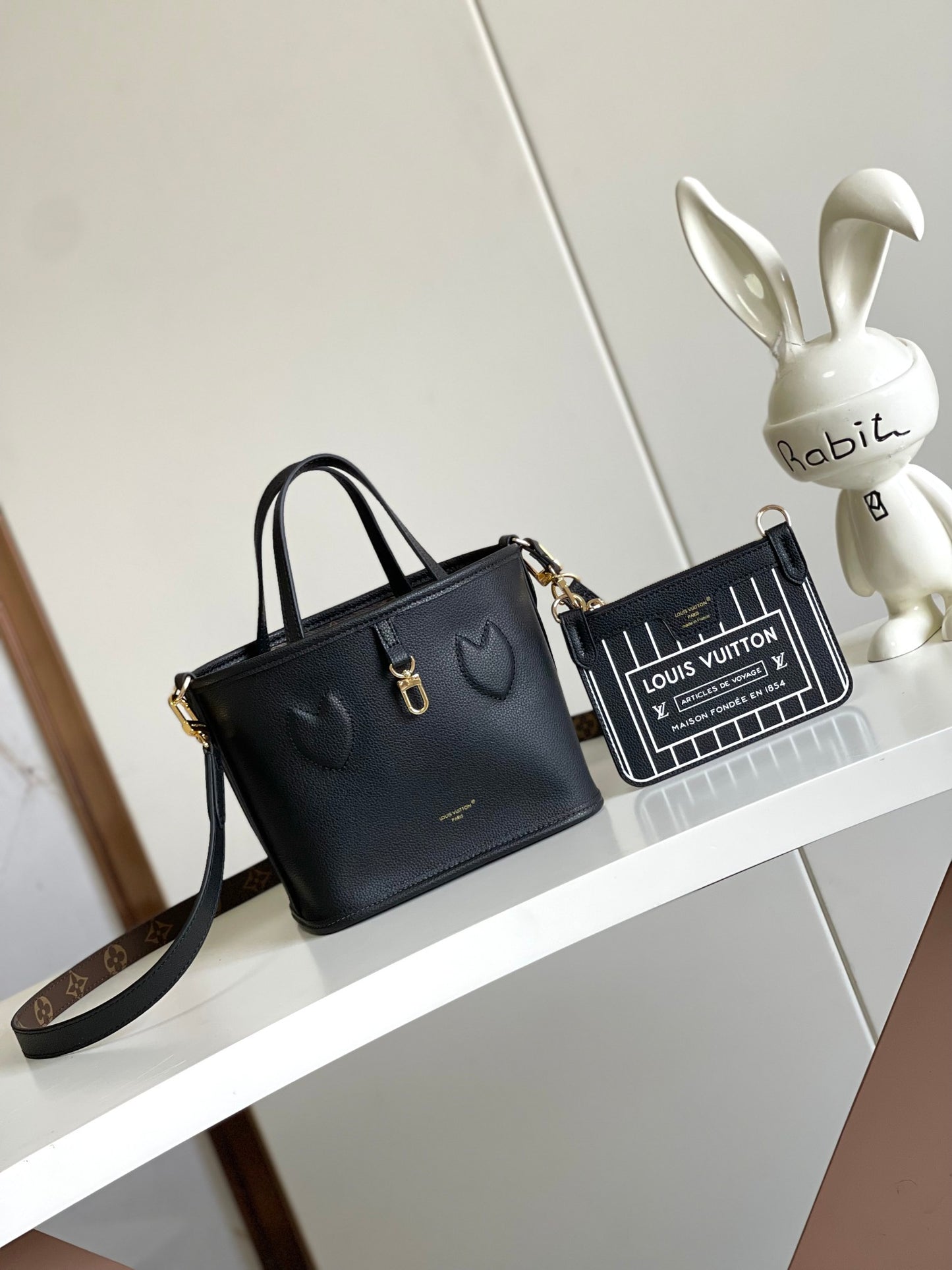 Louis Vuitton Elegant Black Pebbled Leather Tote Bag with Gold Clasp and Strap