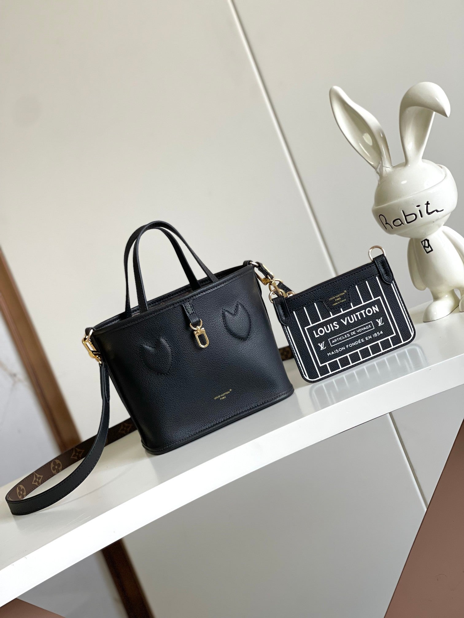 Louis Vuitton Elegant Black Pebbled Leather Tote Bag with Gold Clasp and Strap
