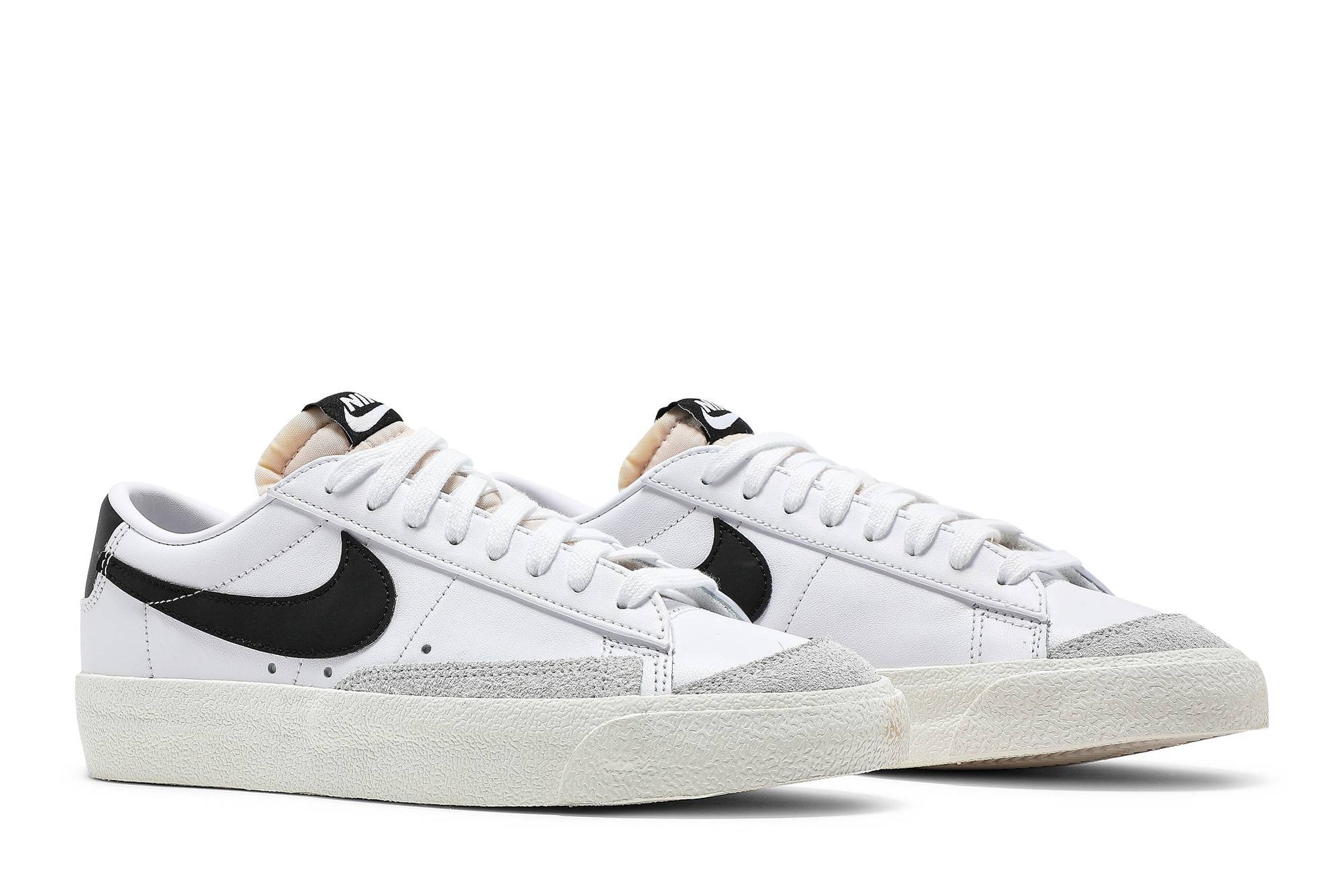 ( Women ) Nike Blazer Low ’77 ‘White Black’ DC4769-102