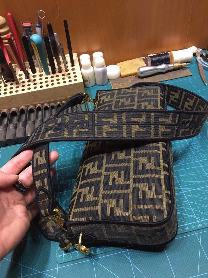 Fendi Baguette FF Monogram Shoulder Bag in Brown Fabric