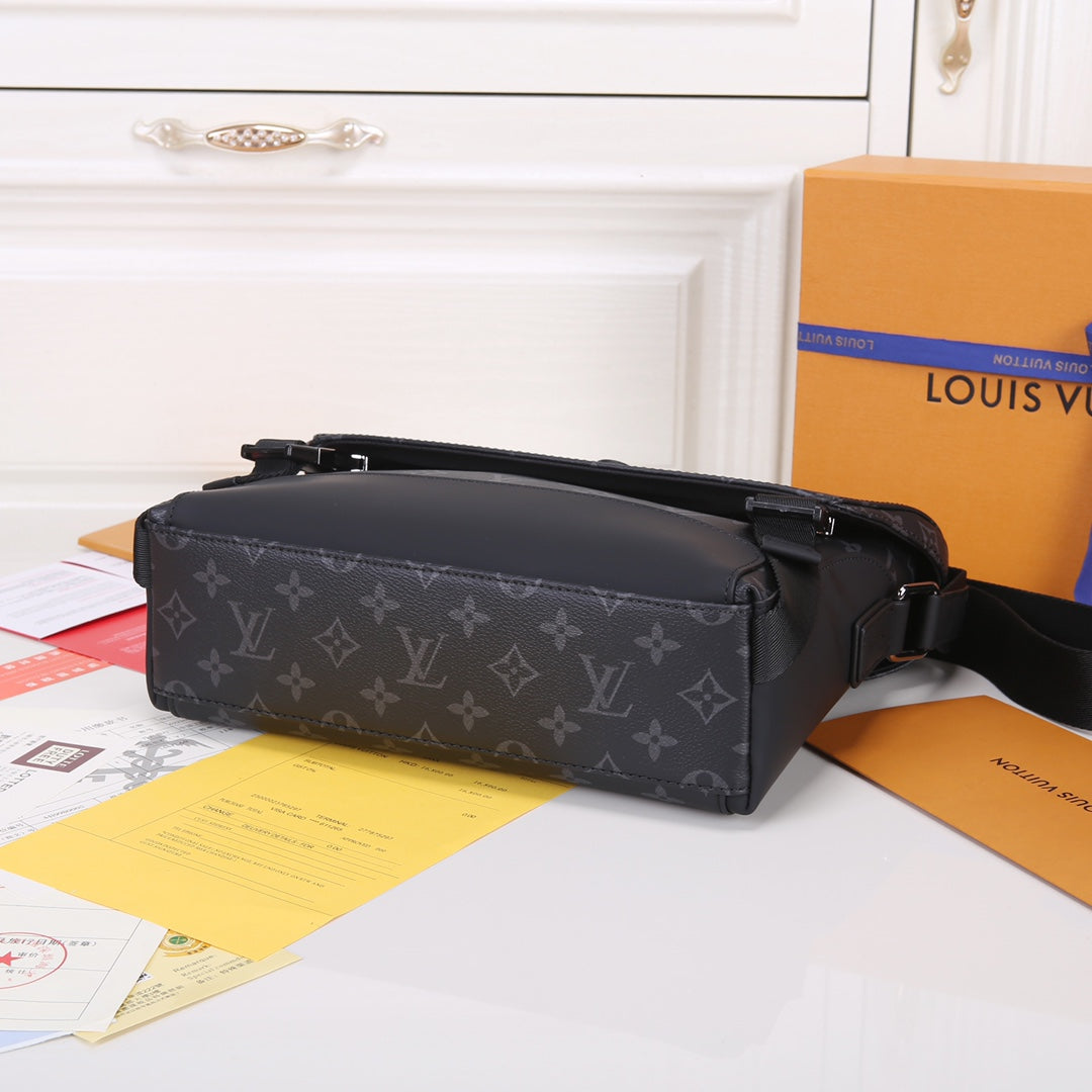 Louis Vuitton Black Monogram Pattern Canvas Messenger Bag with Shoulder Strap
