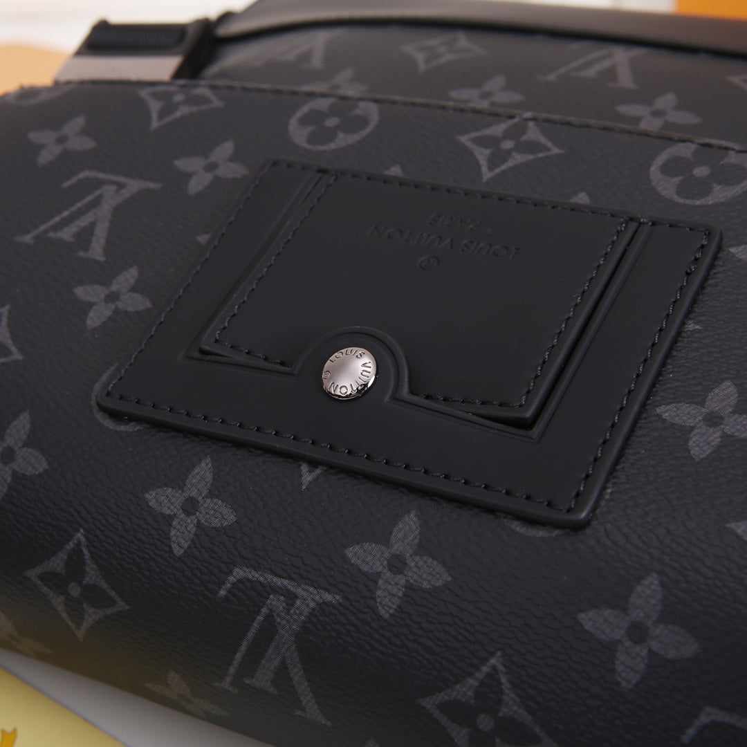 Louis Vuitton Black Monogram Pattern Canvas Messenger Bag with Shoulder Strap