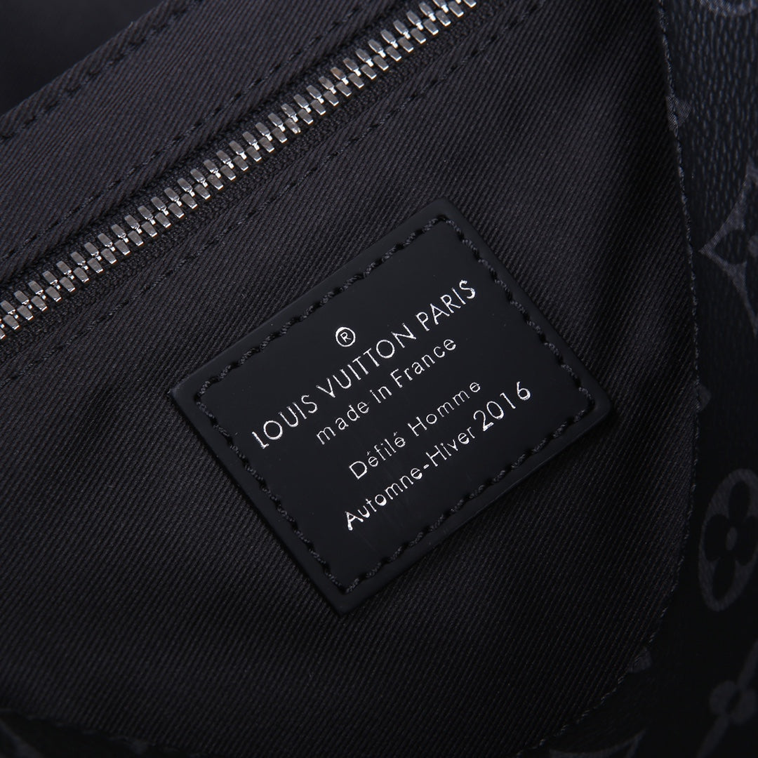 Louis Vuitton Black Monogram Pattern Canvas Messenger Bag with Shoulder Strap