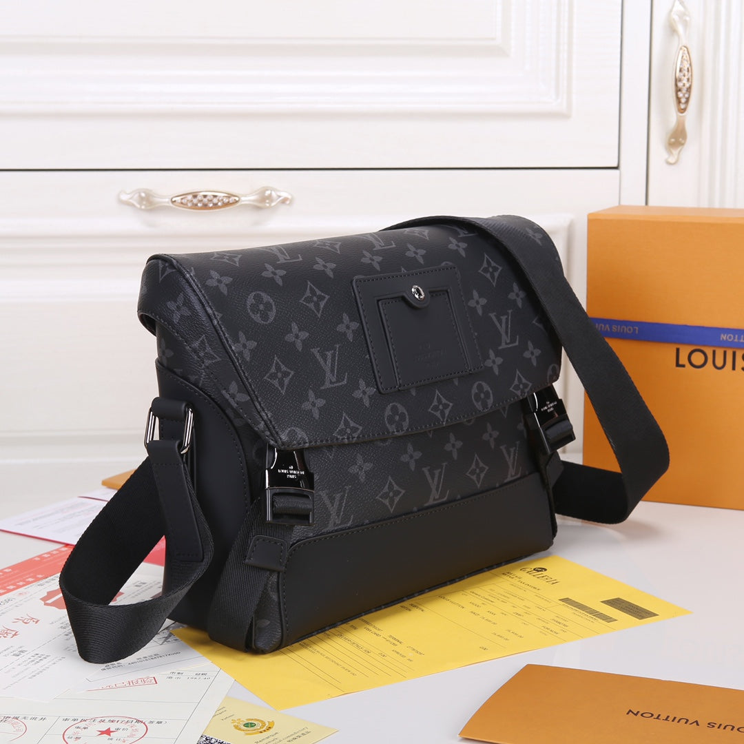 Louis Vuitton Black Monogram Pattern Canvas Messenger Bag with Shoulder Strap