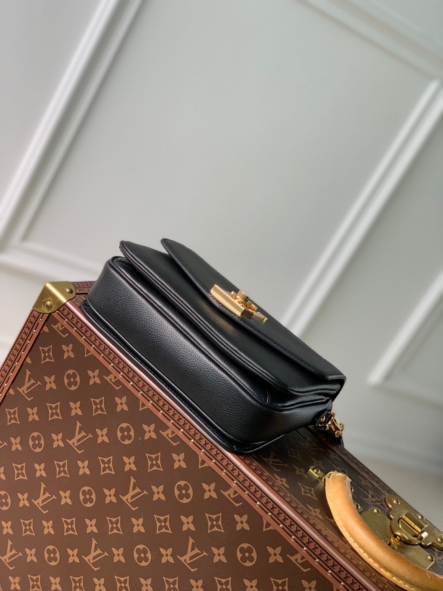 Louis Vuitton Elegant Black Leather Shoulder Bag with Gold Clasp and Chain
