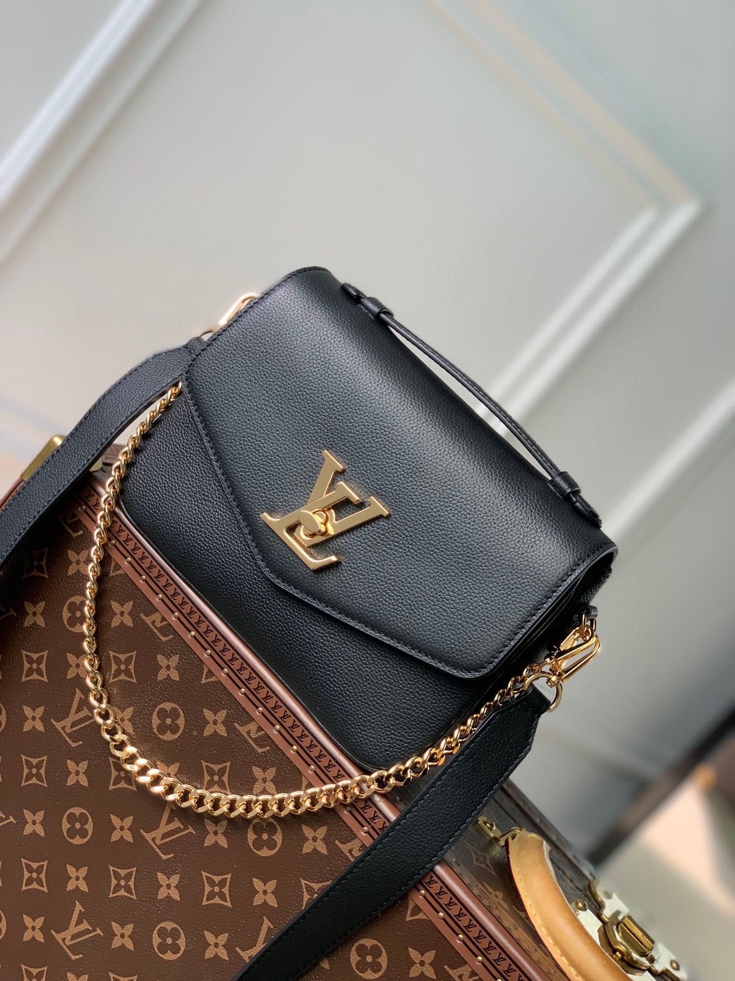 Louis Vuitton Elegant Black Leather Shoulder Bag with Gold Clasp and Chain
