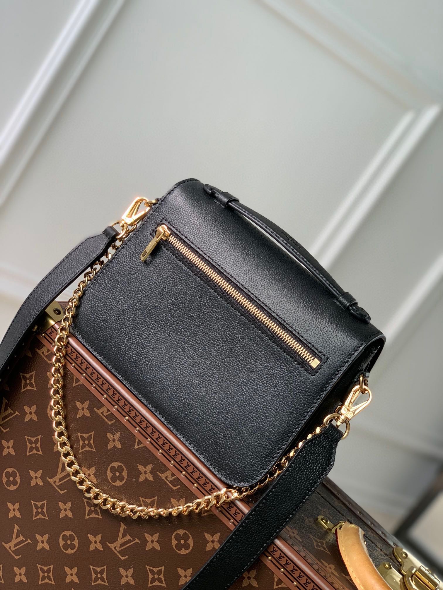 Louis Vuitton Elegant Black Leather Shoulder Bag with Gold Clasp and Chain