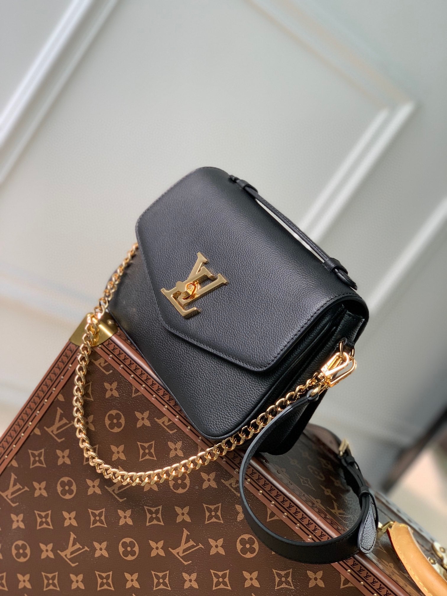 Louis Vuitton Elegant Black Leather Shoulder Bag with Gold Clasp and Chain