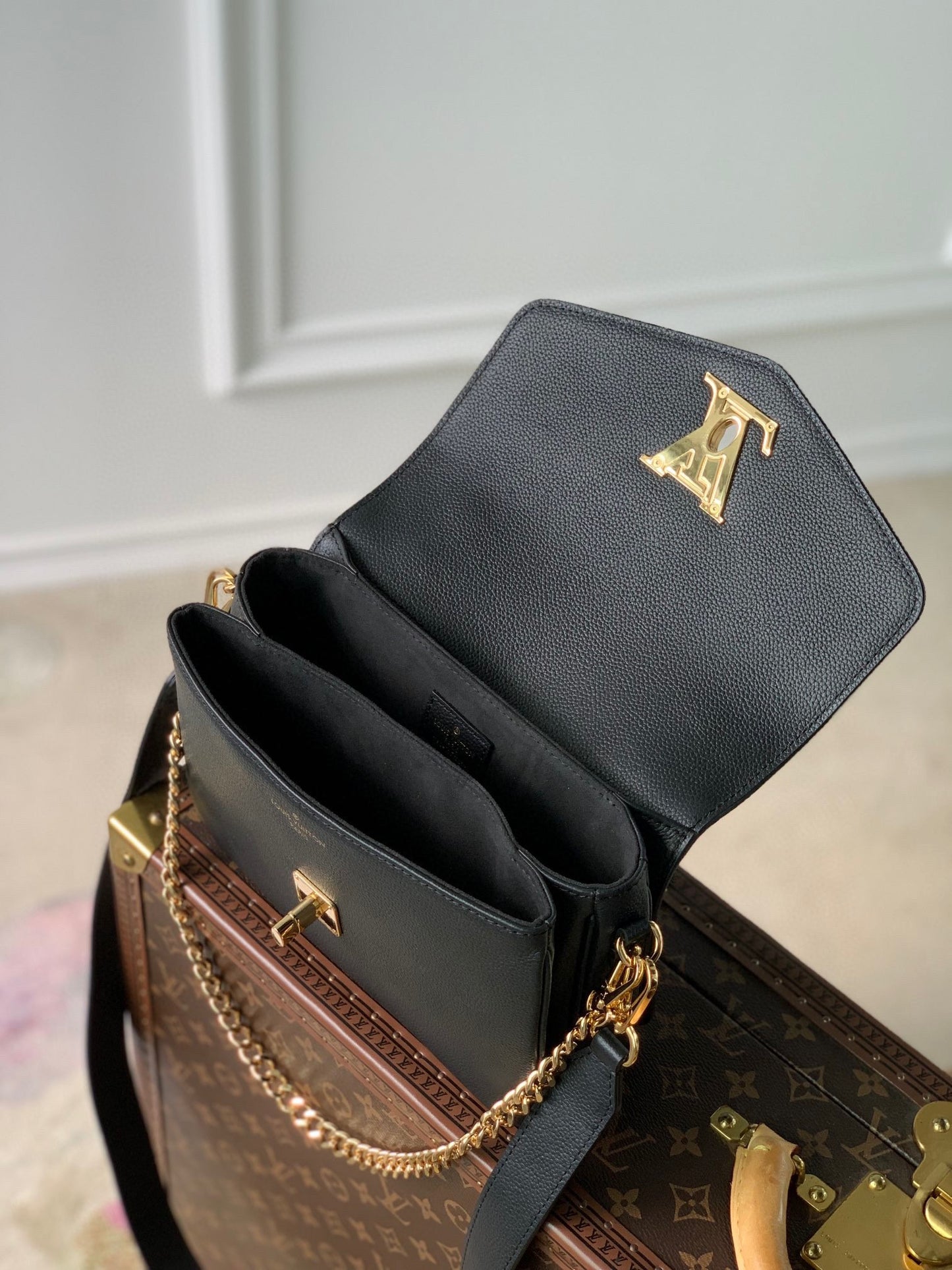 Louis Vuitton Elegant Black Leather Shoulder Bag with Gold Clasp and Chain