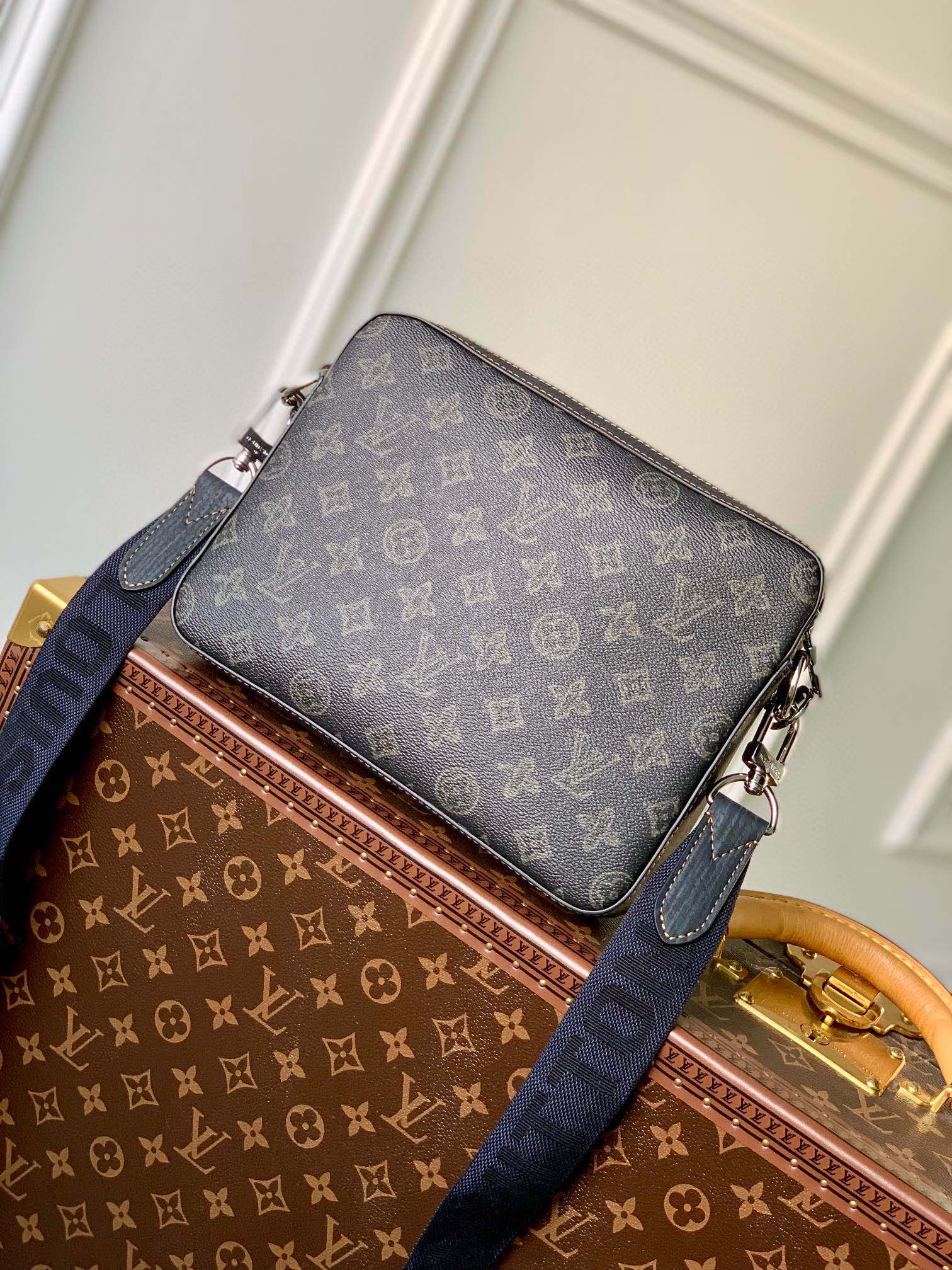Louis Vuitton Dark Gray Monogram Canvas Crossbody Messenger Bag with Pouch