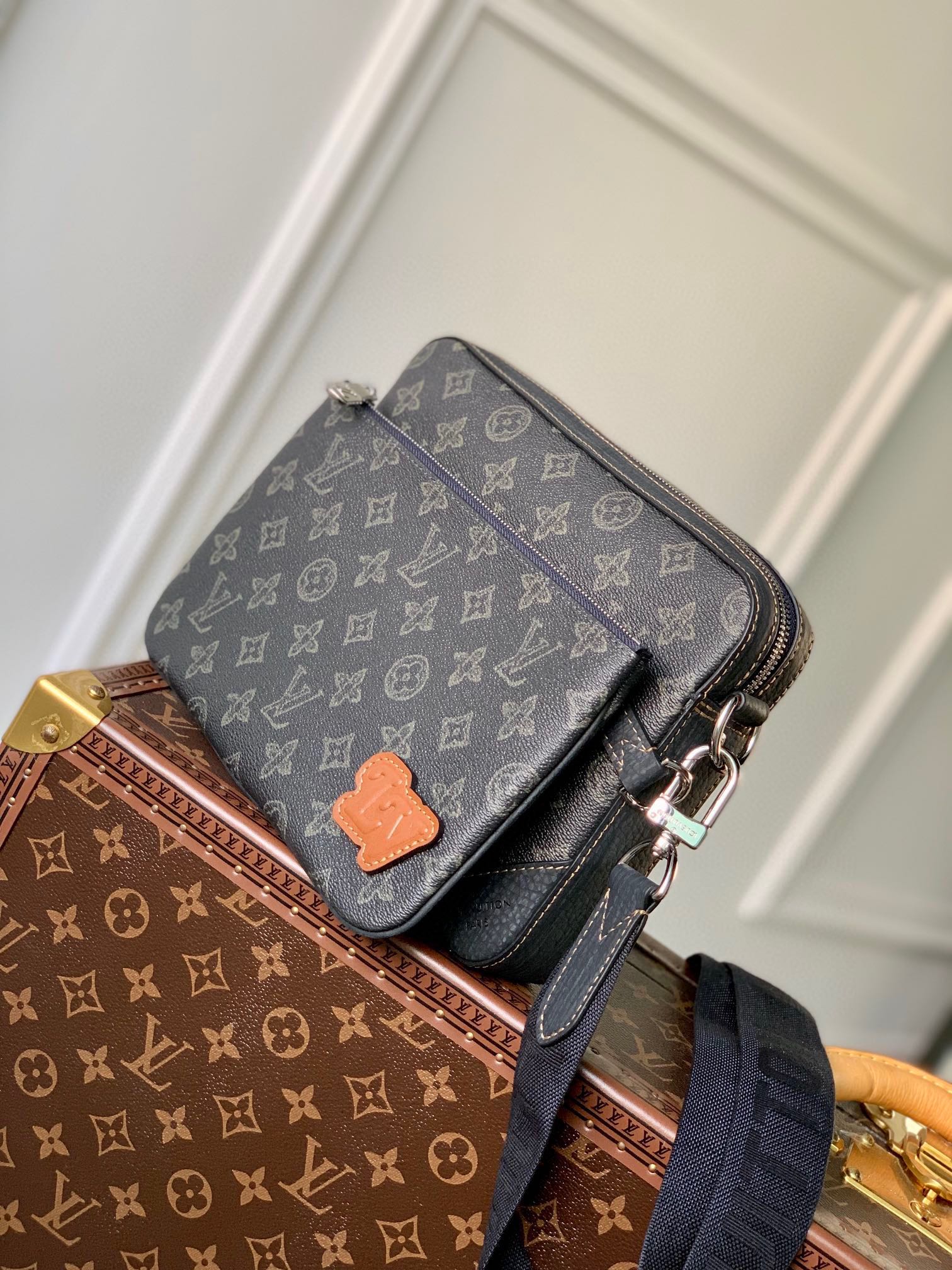 Louis Vuitton Dark Gray Monogram Canvas Crossbody Messenger Bag with Pouch