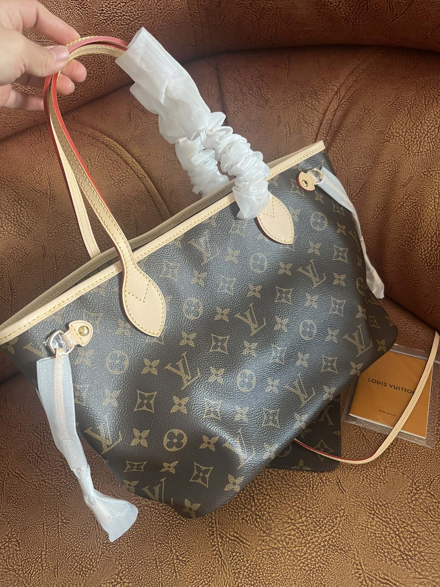 Louis Vuitton Classic Monogram Pattern Large Tote Handbag with Matching Pouch Set