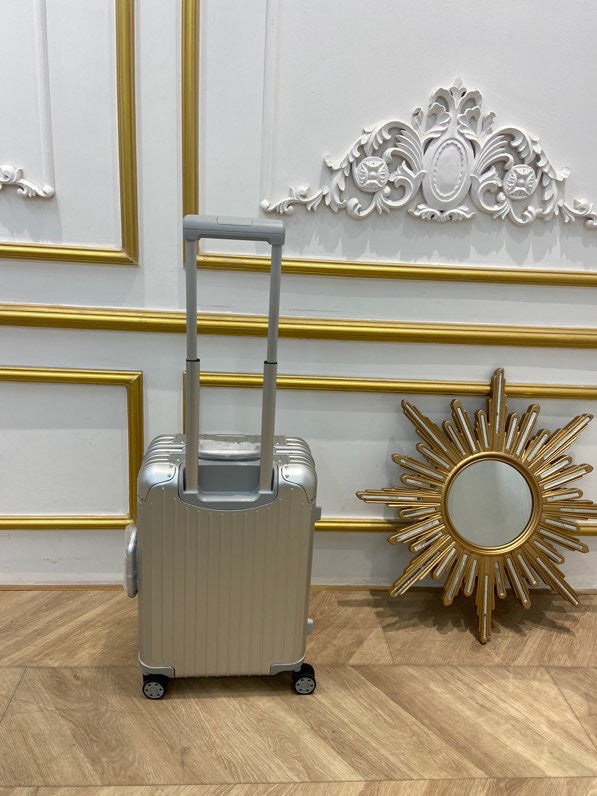 Modern Silver Aluminum Hardshell Spinner Suitcase for Travel
