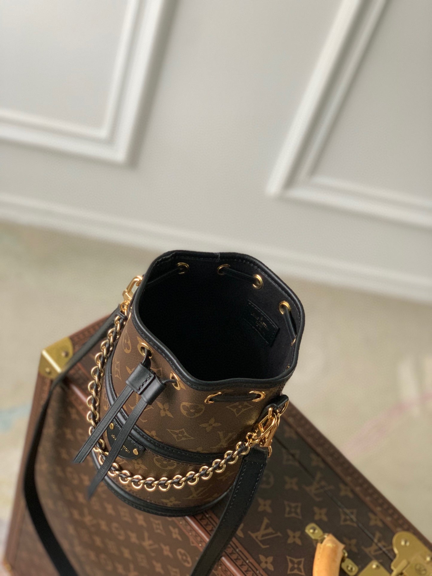 Louis Vuitton Luxury Monogram Drawstring Bucket Bag with Gold Chain and Leather Strap