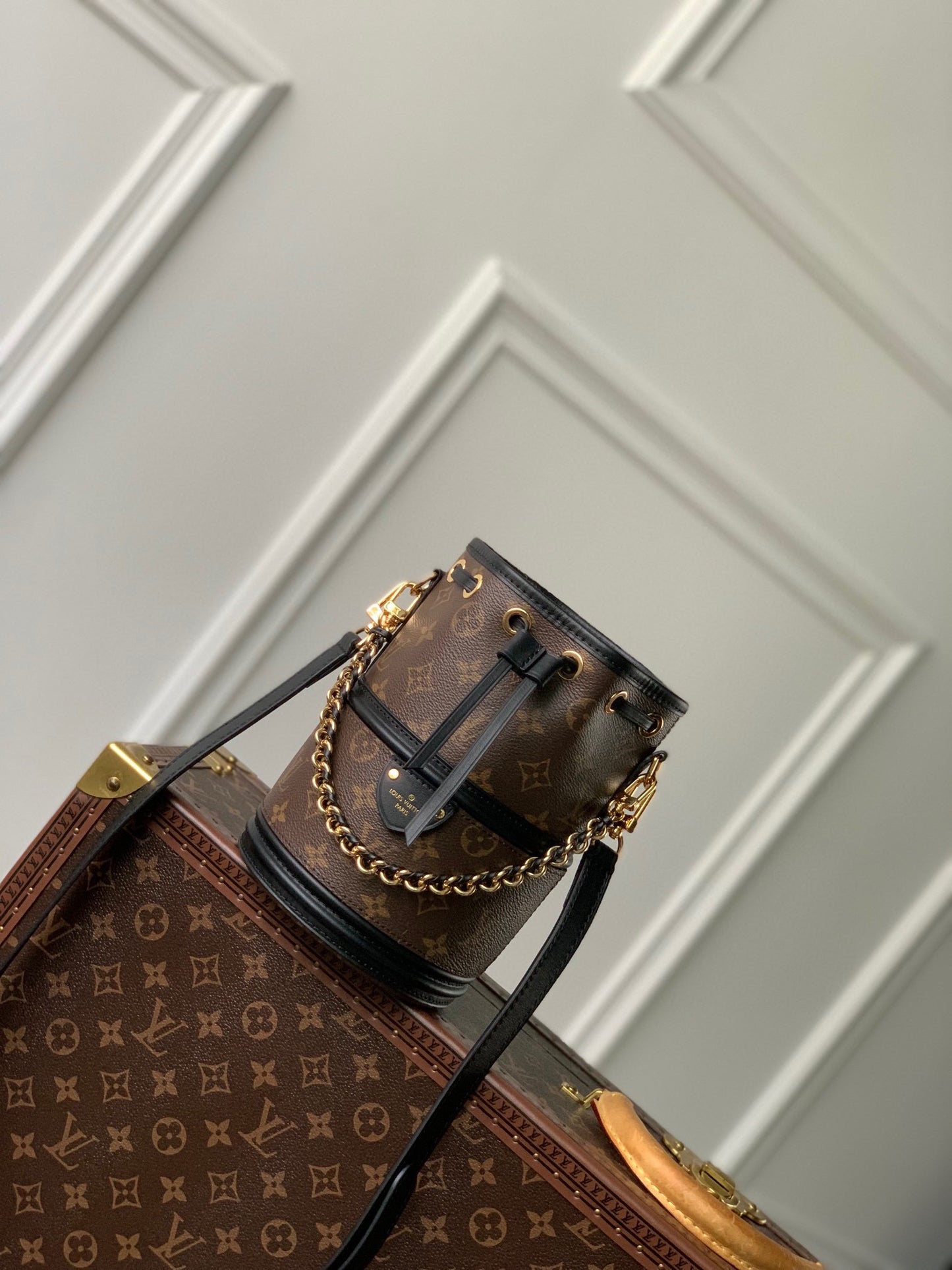 Louis Vuitton Luxury Monogram Drawstring Bucket Bag with Gold Chain and Leather Strap