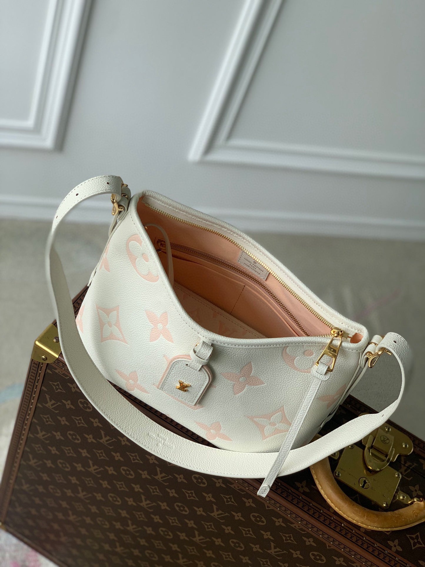 Louis Vuitton White and Pink Monogram Pattern Leather Shoulder Handbag