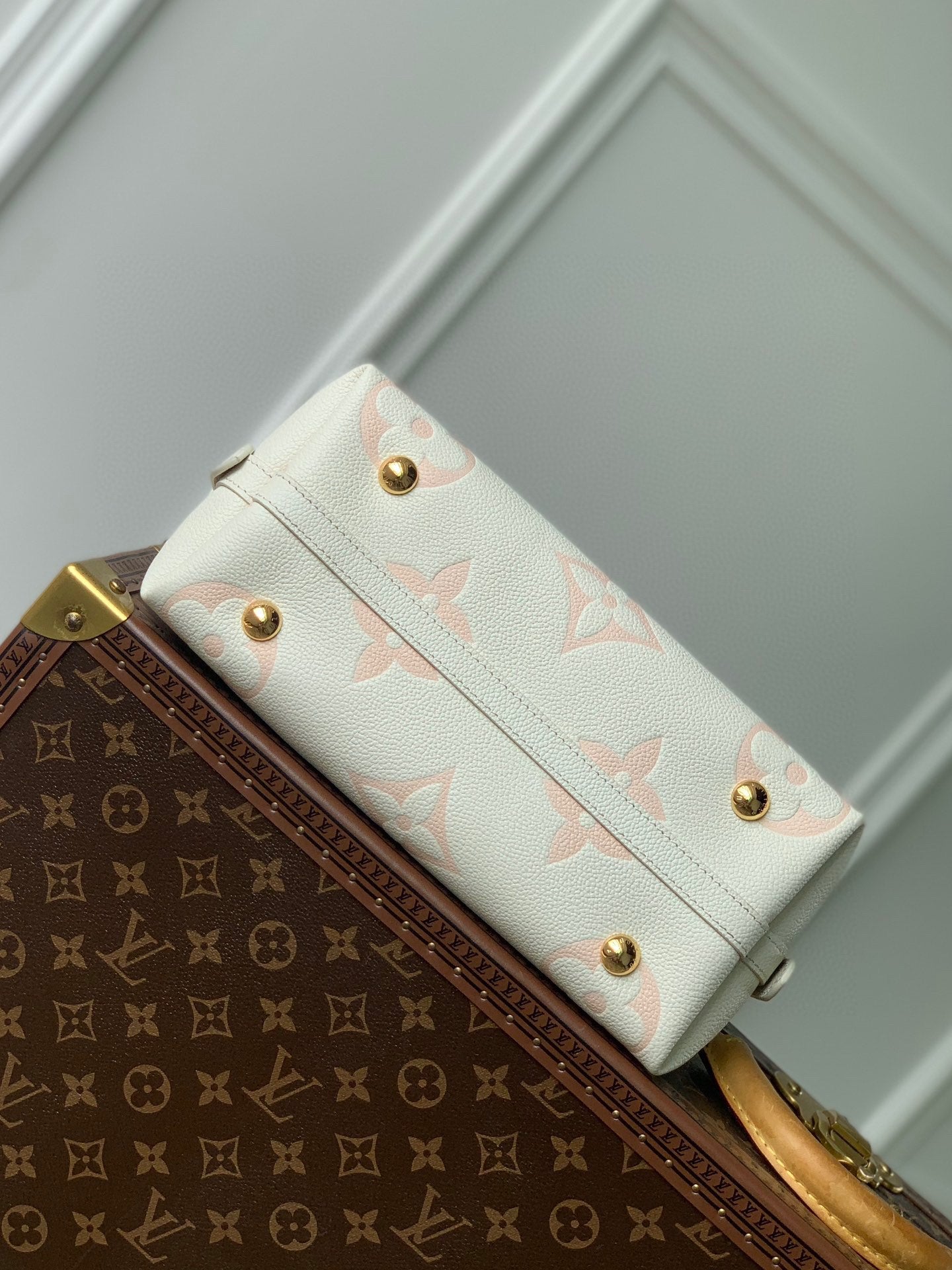 Louis Vuitton White and Pink Monogram Pattern Leather Shoulder Handbag