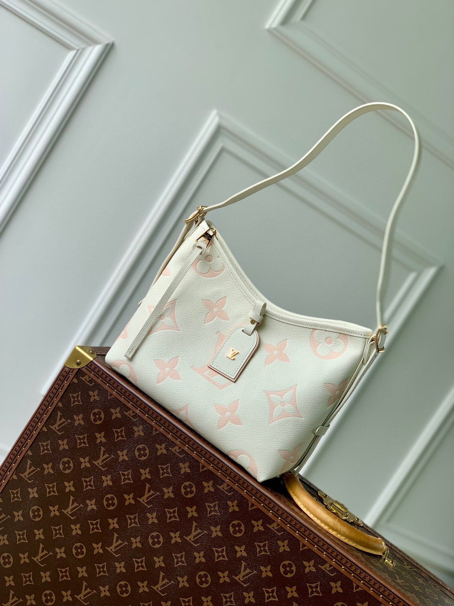 Louis Vuitton White and Pink Monogram Pattern Leather Shoulder Handbag