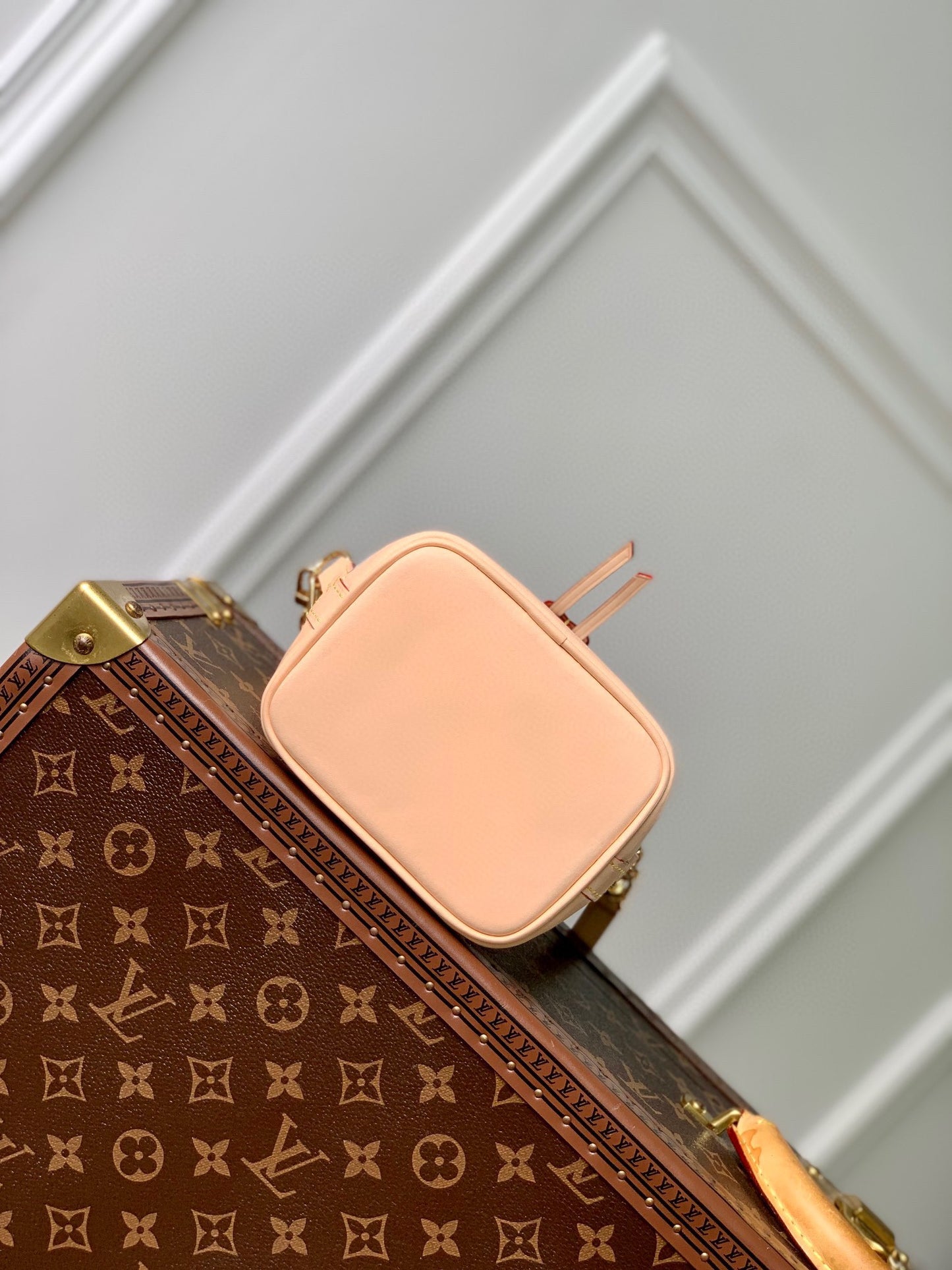 Louis Vuitton Luxury White Monogram Mini Bucket Bag with Gold Chain and Leather Trim